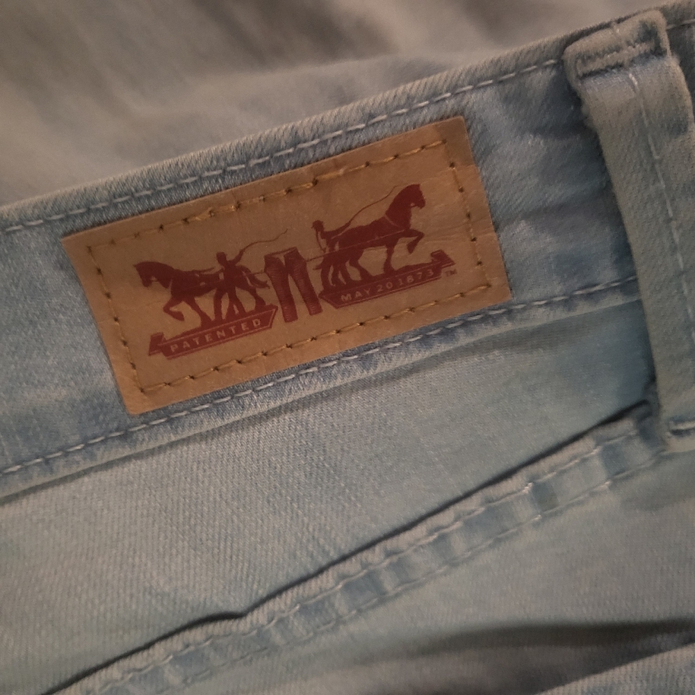 Levi's - Picture 2 of 5